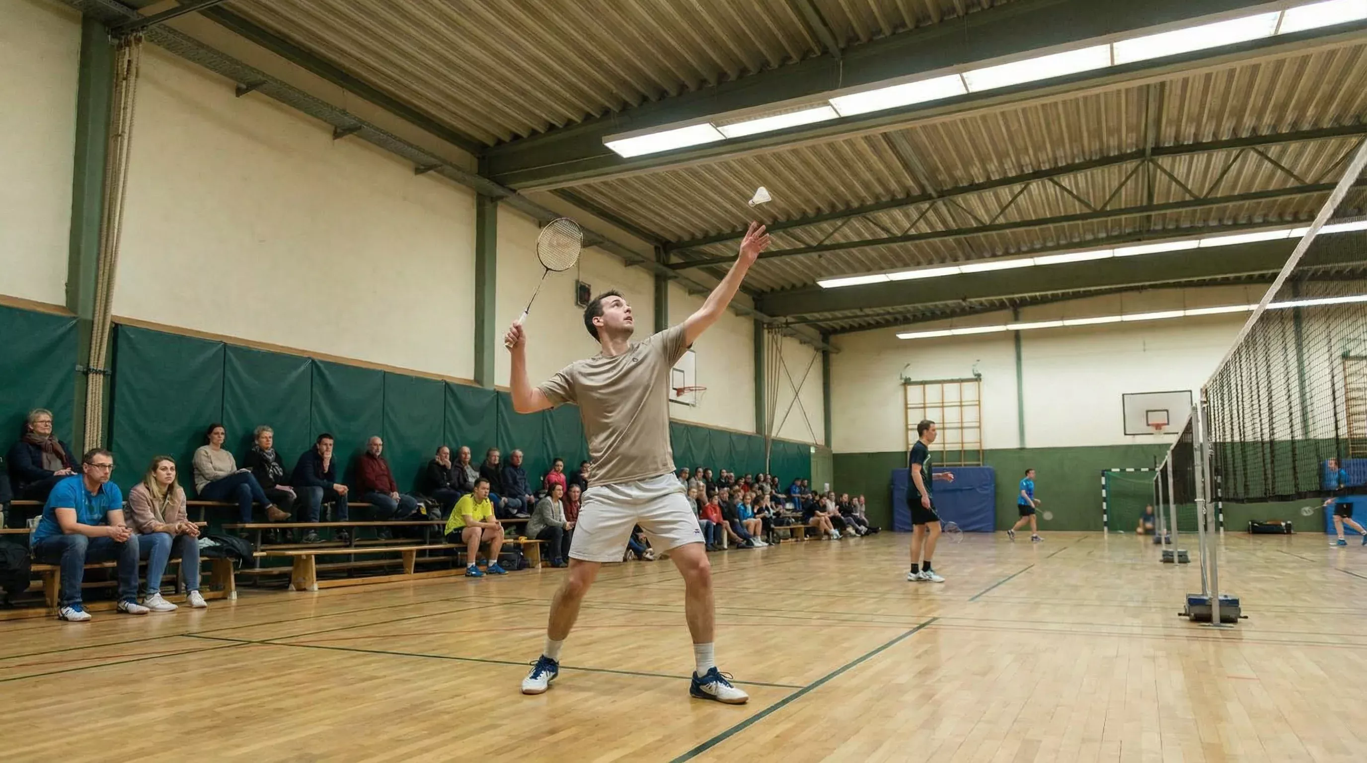 Badminton-Spieler in einer deutschen Vereinshalle beim Bundesliga-Spiel