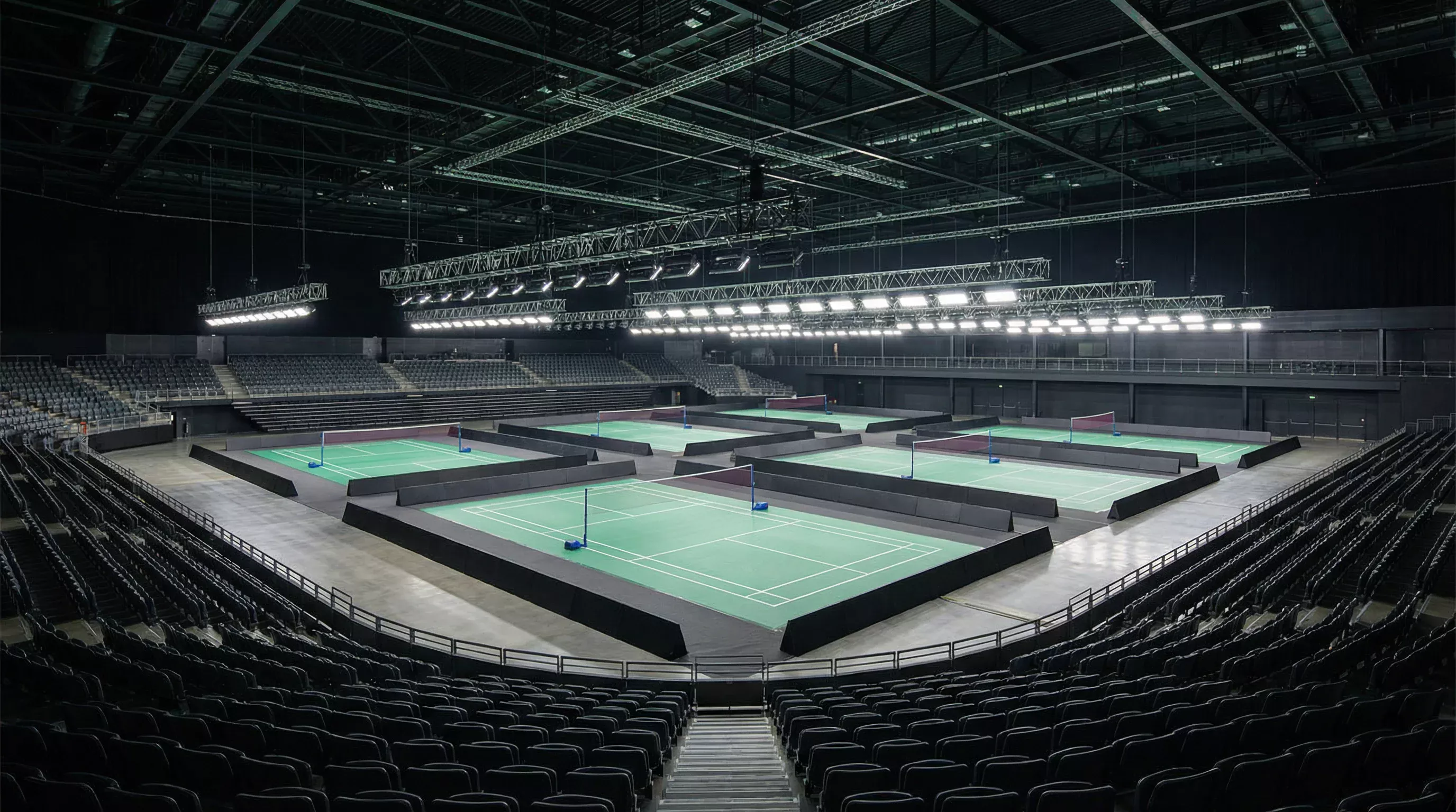 Badminton-Turnierhalle mit mehreren Courts und Zuschauertribüne bei einem BWF-Event