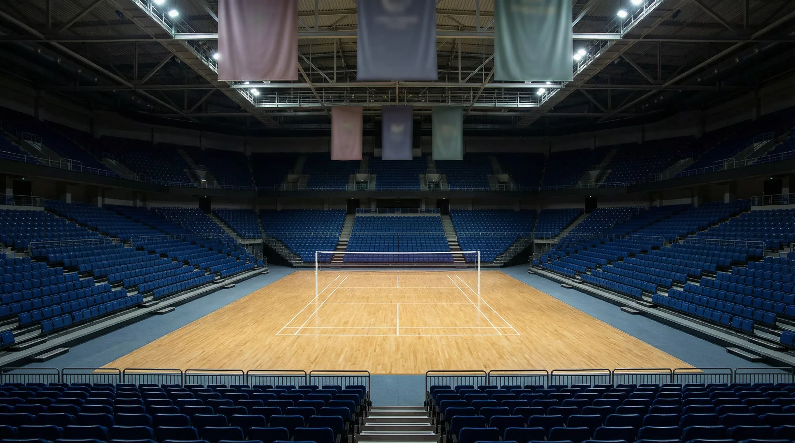 Leeres Badminton-Spielfeld in einer Turnierhalle vor dem Wettkampf