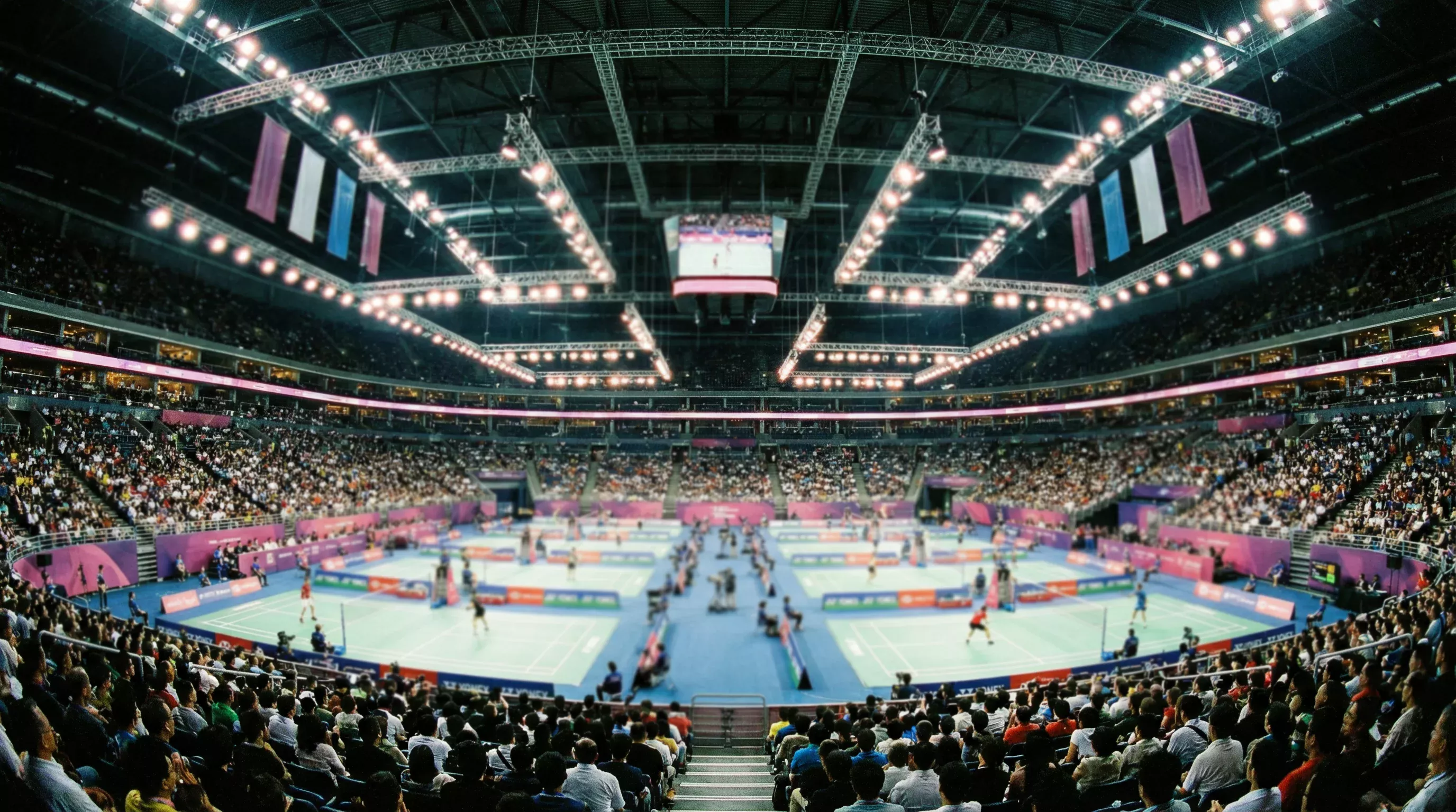 Blick in eine große Badminton-Turnierhalle mit mehreren Spielfeldern