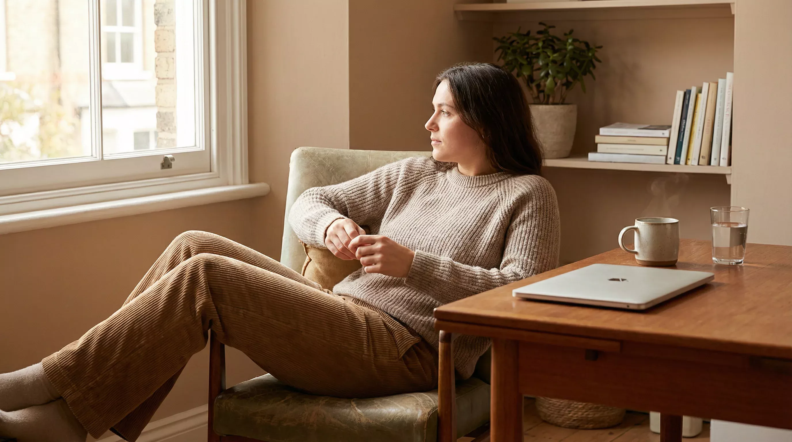 Person macht eine bewusste Pause vom Bildschirm in einem ruhigen Raum